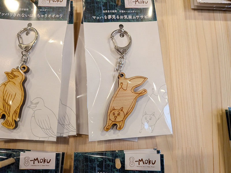 マッハを夢見るお気楽ムササビ 木製キーホルダー 高尾山モチーフ 8-MOKU